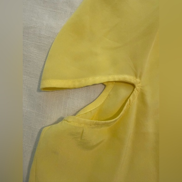 NWT HABITUAL Lennon Silk Blouse Lemon Verbena Yellow Short Sleeve Button Medium - Picture 5 of 8